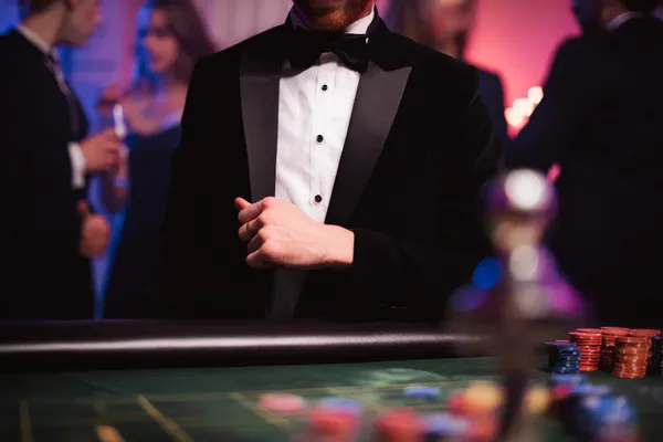 Uma jovem relaxando com o celular enquanto elementos dinâmicos de cassino flutuam ao seu redor, ilustrando a experiência móvel fluida oferecida pelo app 63V.