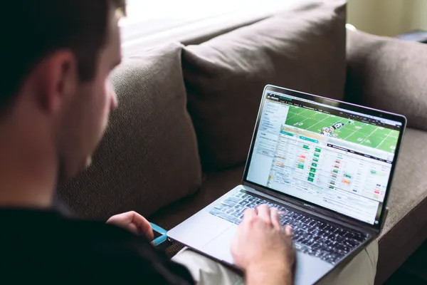 Uma mulher alegre em roupas tradicionais usando seu smartphone durante um momento festivo, mostrando como o app 63V se encaixa facilmente no dia a dia.