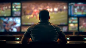 Uma mulher elegante ao lado de máquinas caça-níqueis vibrantes exibindo setes brilhantes, mostrando a variedade de slots no 63V.