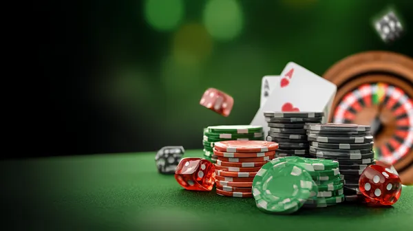 Um close de moedas douradas caindo ao redor de uma roleta girando, representando a ação imersiva do cassino no 63V.