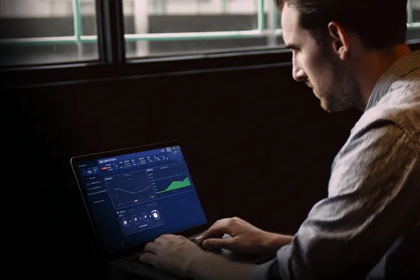 Uma mulher sorrindo perto de máquinas caça-níqueis brilhantes com símbolos de sorte, mostrando as emocionantes opções de slots do 63V.